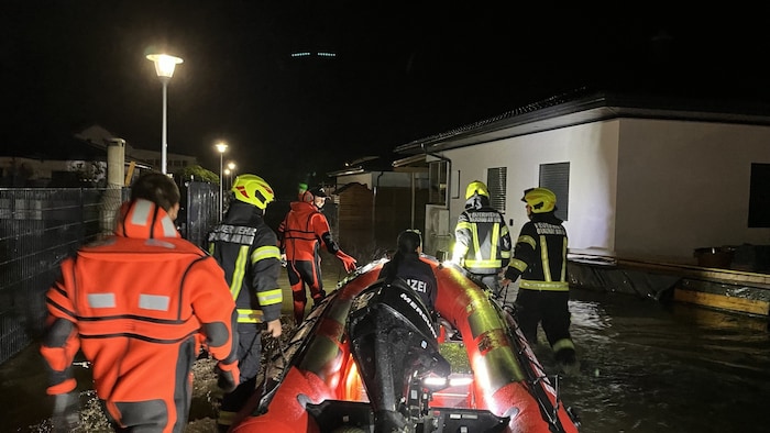 Bewohner wurden in Mauerkirchen mit einem Boot geborgen