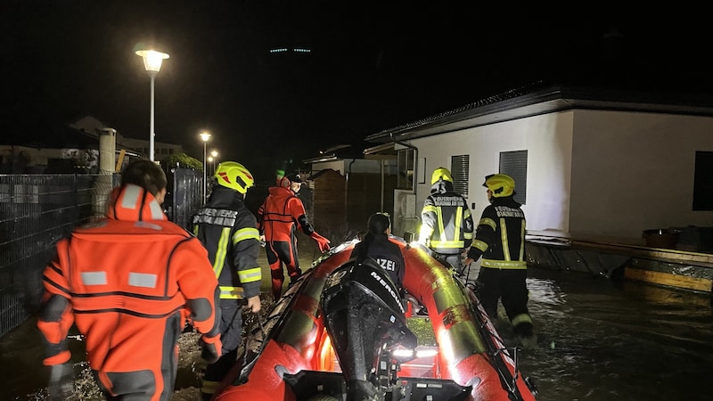 Bewohner wurden in Mauerkirchen mit einem Boot geborgen (Bild: FF Mauerkirchen)