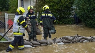 Mehr als 130 steirische Feuerwehrleute standen auch am Dienstag noch in Niederösterreich im Einsatz. (Bild: BFV Feldbach)