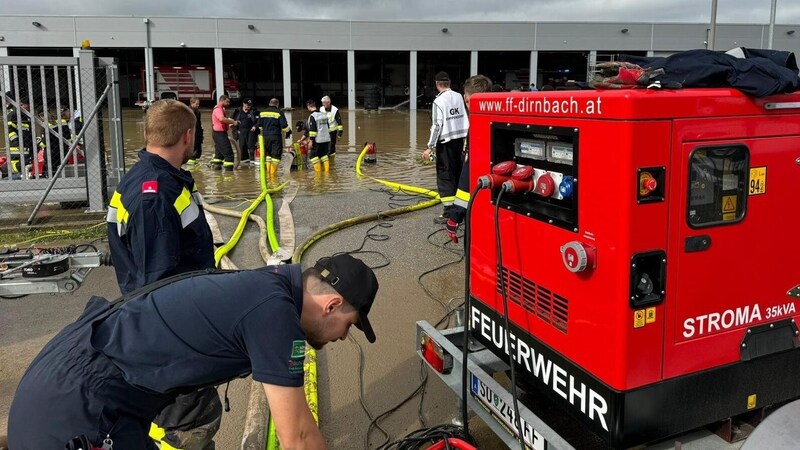 Seit Tagen kämpfen die Einsatzkräfte gegen die Wassermassen. (Bild: BFV Feldbach)