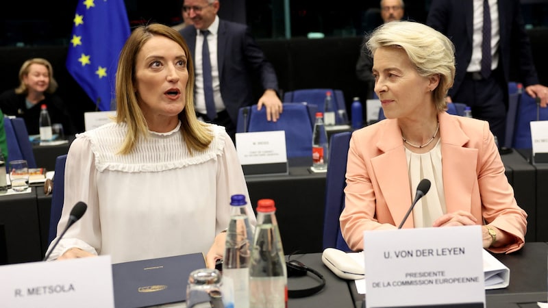 EU-Parlamentspräsidentin Roberta Metsola mit Kommissionspräsidentin Ursula von der Leyen bei der Präsentation des neuen Kommissionsteams (Bild: APA/AFP)