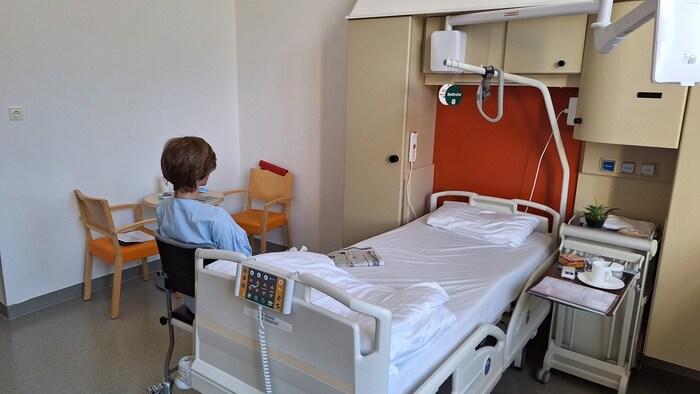 Ein möglicher Fehler: Dem Patienten wurde Bettruhe verordnet, er sitzt jedoch am Sessel.