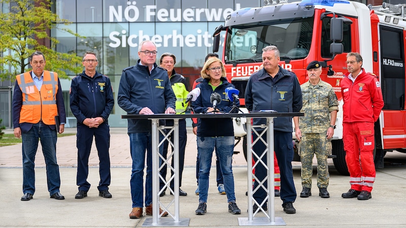 Mikl-Leitner, Pernkopf und Fahrafellner mit Vertretern der Einsatzkräfte am Dienstag in Tulln. (Bild: NLK Burchhart)