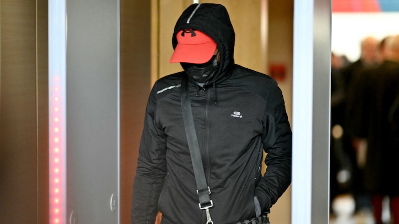 One of the 51 defendants enters the courthouse. (Bild: AFP/Christophe SIMON)