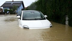 Unter Wasser stehende Autos in Rust im Tullnerfeld (Bild: APA/HELMUT FOHRINGER)