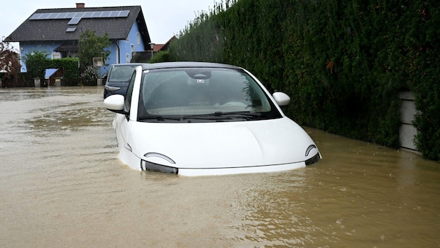 Unter Wasser stehende Autos in Rust im Tullnerfeld (Bild: APA/HELMUT FOHRINGER)