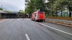 Ein Lkw verlegt beide Fahrbahnstreifen auf der A2 Südautobahn in Kärnten.  (Bild: HFW Villach)