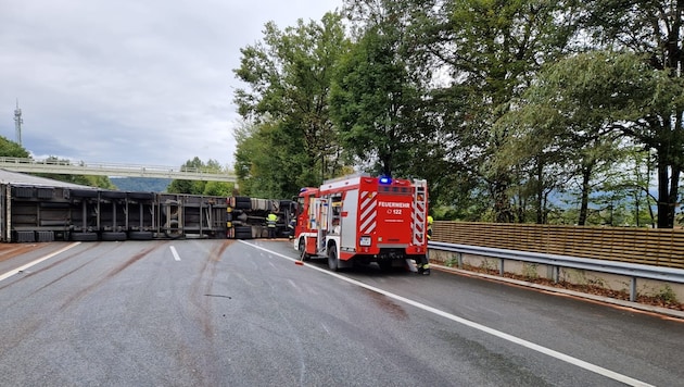 Ein Lkw verlegt beide Fahrbahnstreifen auf der A2 Südautobahn in Kärnten.  (Bild: HFW Villach)