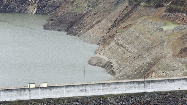 Einer der Stauseen in Ecuador, der wegen der extremen Dürre fast leer ist (Bild: AFP/Edwin Tapia)