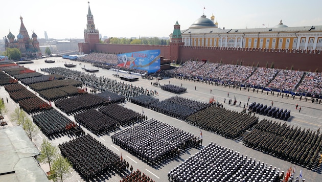 Russische Soldaten marschieren während einer Probe für die Militärparade zum Tag des Sieges in Moskau über den Roten Platz. (Bild: APA/AFP/POOL/Alexander Zemlianichenko)