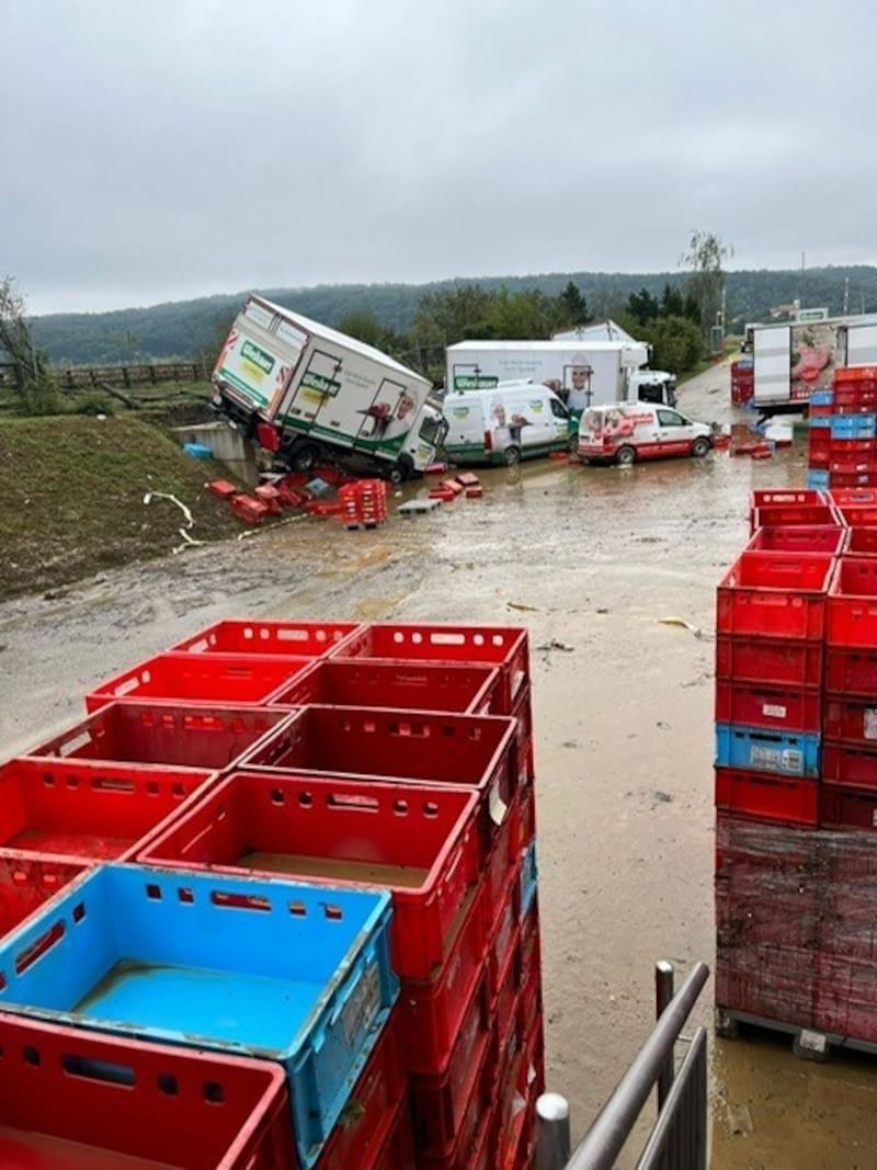 Die Unwetter richteten auf dem Fabriksgelände von AstroKalb ein Chaos unvorstellbaren Ausmaßes an.  (Bild: AstroKalb)