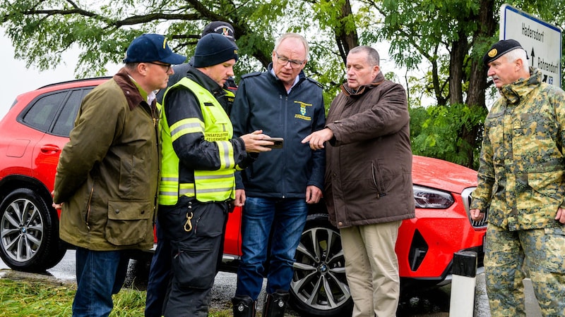 Feuerwehr-Landesrat Stephan Pernkopf bei einer Lagebesprechung in Hadersdorf am Kamp.  (Bild: Attila Molnar)