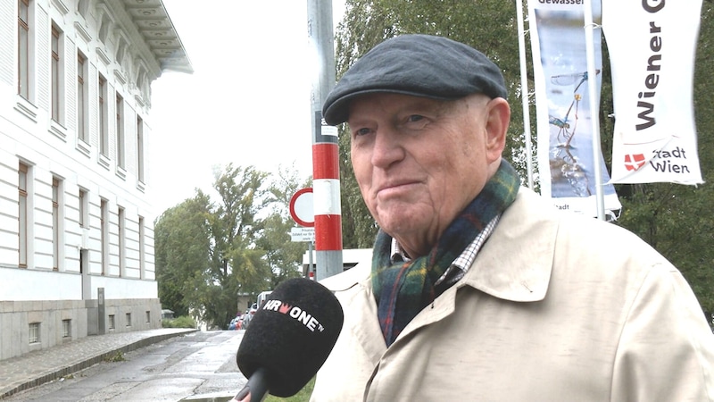 The situation reminds the pensioner of the floods of 1954, which he himself experienced as a young boy (Bild: krone.tv)