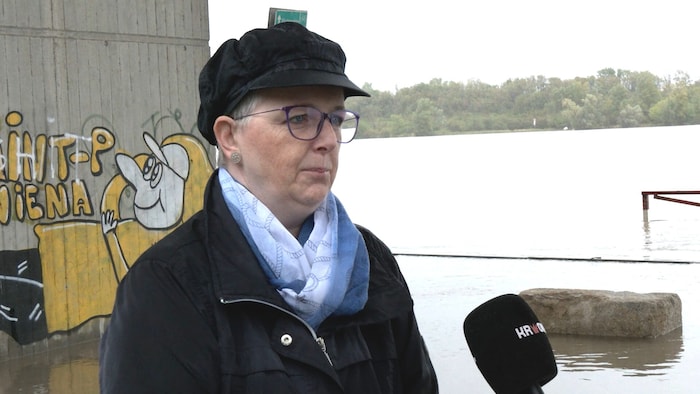 Eine Gasthausbetreiberin trägt Gummistiefel und erzählt: „Gestern hätte ich ein Boot gebraucht.“