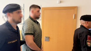 Der angeklagte Deutsche wird aus der U-Haft vorgeführt.