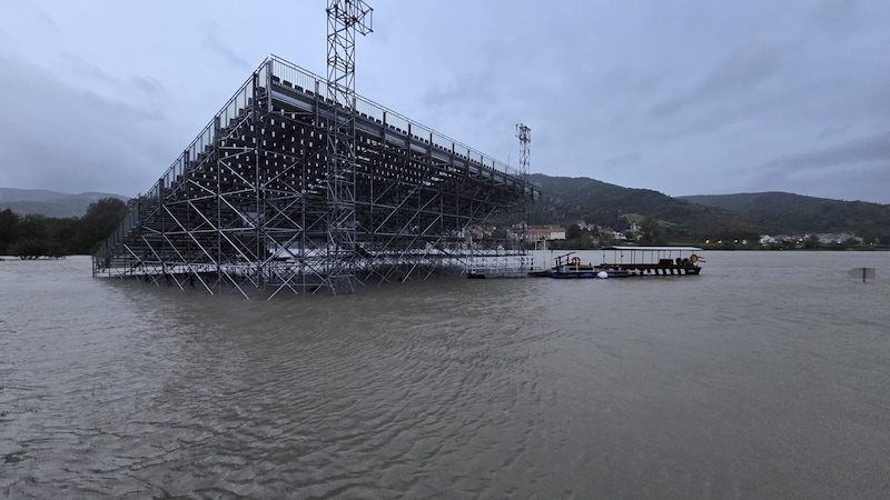 Die Bilder der Bühne der Starnacht, die unter Wasser gesetzt war, gingen durch die Medien. Eine Show hier abzuhalten, unmöglich. (Bild: ipmedia)