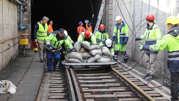 300 Wiener Linien employees are currently busy dismantling the line. (Bild: Jöchl Martin)