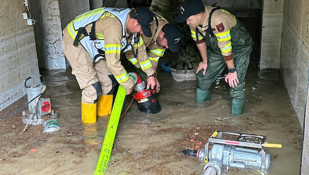 Non-stop pumping, especially in garages and cellars - that is the main task for the firefighters in the flood area. (Bild: Landesfeuerwehrverband Tirol)