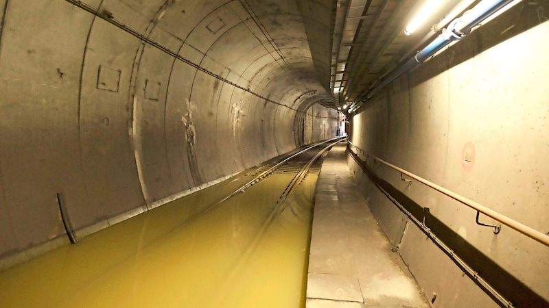 Massive water ingress occurred in the area of the U6 Längenfeldgasse - Niederhofstraße line. Wiener Linien is currently working with the Vienna professional fire department to pump out the affected areas. (Bild: Wiener Linien/Jakob Schönfeldinger)