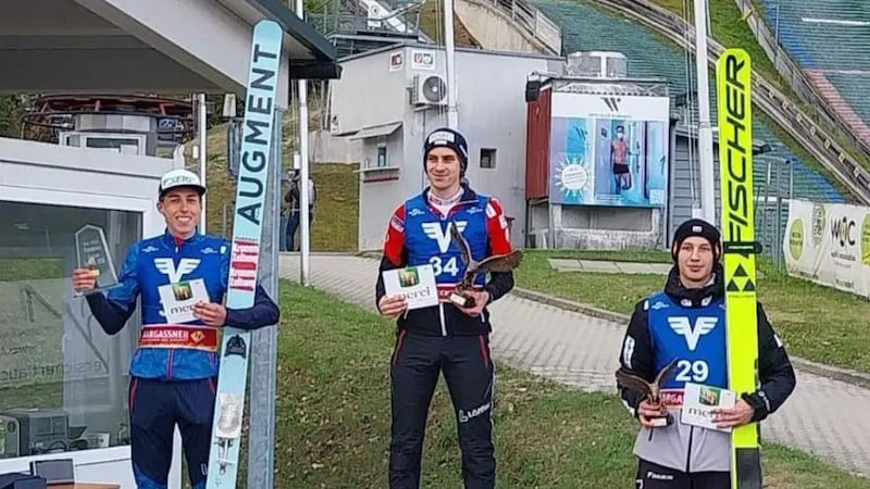 In Villach, Uli Wohlgenannt (center) was delighted with his eighth FIS Cup victory. (Bild: Kacper Tomiasak/Instagram)