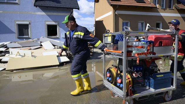 After the flood comes the clean-up: in Markersdorf-Haindorf, too, the full extent of the damage is only gradually becoming visible. (Bild: Antal Imre/Imre Antal)