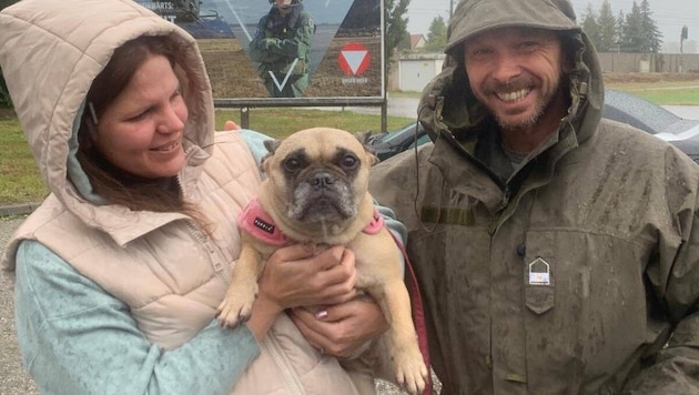 Happy reunion of wife and dog "Hexi" at Langenlebarn Air Base. (Bild: Bundesheer)