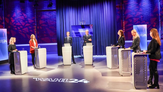 Top representatives instead of top candidates: Claudia Plakolm came for August Wöginger, who was first on the list, and Susanne Fürst (FPÖ) for Hermann Brückl. The discussion was chaired by Stefan Hartl and TV boss Gernot Ecker. (Bild: Scharinger Daniel/Pressefoto Scharinger © Daniel Scharinger)