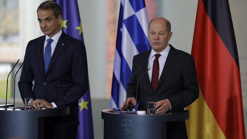 Zurzeit keine besten Freunde: Griechenlands Premier Kyriakos Mitsotakis (li.) und Deutschlands Bundeskanzler Olaf Scholz (Bild: AFP)