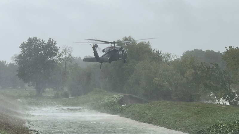 The Black Hawk was able to repair two damaged dams with big bags in the north of St. Pölten. (Bild: BFKDO St. Pölten)