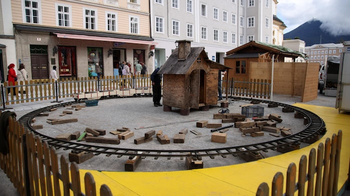 Standln, Karusselle und Riesenrad stehen schon. Auf den Altstadtpläzten fehlen nur mehr letzte ...