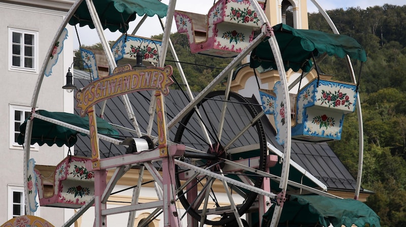 Standln, Karusselle und Riesenrad stehen schon. Auf den Altstadtpläzten fehlen nur mehr letzte Handgriffe. (Bild: Tröster Andreas)