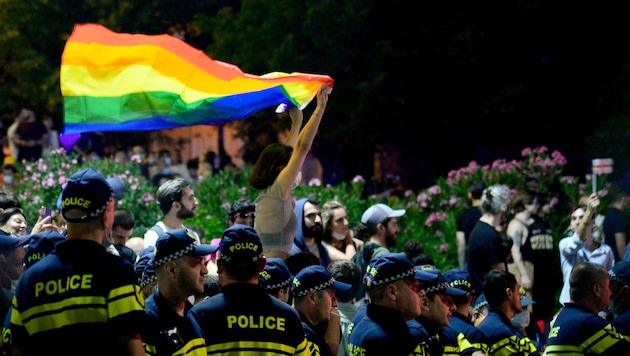 Eine Demonstrantin hält bei einem Protest gegen Gewalt gegen Mitglieder der LGBTQ-Bewegung eine Regenbogenfahne hoch.  (Bild: AFP or licensors)