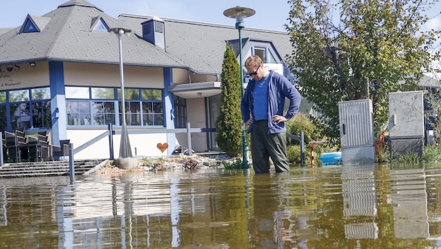 Lido operator Christian Priewasser is up to his knees in water. The situation on Inselweg is catastrophic. (Bild: Tschepp Markus)