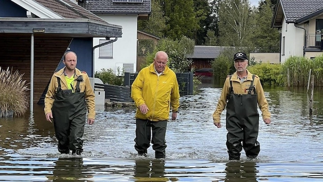 Bürgermeister Konrad Pieringer (ÖVP, Mitte) machte sich zu Mittag ein Bild von der Lage. (Bild: Tschepp Markus)