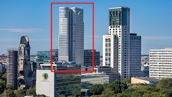 Im Hochhaus Upper West (rot markiert) in Berlin, der ehemalige Zentrale der Signa in Deutschland, ist es am Dienstag zu Hausdurchsuchungen gekommen. (Bild: AFP/Odd Andersen, Krone KREATIV)