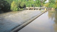 Der Wasserstand der Leitha ist weiterhin besorgniserregend hoch. (Bild: Charlotte Titz)