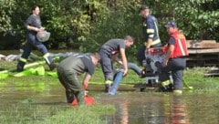 In Mauerkirchen musste am Dienstag wegen des Hochwassers eine Siedlung evakuiert werden. (Bild: Manfred Fesl)