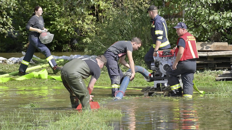 Firefighters pumped the water back into the Brunnbach stream (Bild: Manfred Fesl)