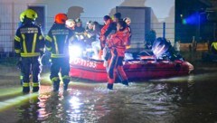 Feuerwehrleute und Sanitäter bargen Kinder im Boot. Wer nicht bei Freunden oder Verwandten unterkam, wurde in Mauerkirchen im Veranstaltungszentrum versorgt. (Bild: Manfred Fesl)