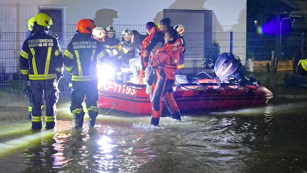 Feuerwehrleute und Sanitäter bargen Kinder im Boot. Wer nicht bei Freunden oder Verwandten unterkam, wurde in Mauerkirchen im Veranstaltungszentrum versorgt. (Bild: Manfred Fesl)