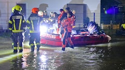 Feuerwehrleute und Sanitäter bargen Kinder im Boot. Wer nicht bei Freunden oder Verwandten unterkam, wurde in Mauerkirchen im Veranstaltungszentrum versorgt. (Bild: Manfred Fesl)