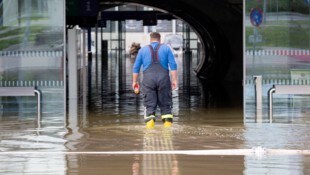 Durch die Erderwärmung steigt auch die Gefahr für heftige Starkregen-Episoden. Die Kosten der Klimakatastrophen drohen zu eskalieren. (Bild: AFP)