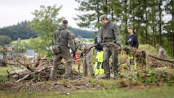 Auch Soldaten helfen bis zum Umfallen um Leid zu lindern. (Bild: BMLV/Daniel TRIPPOLT)