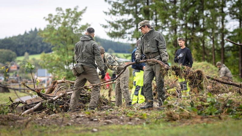 Armed Forces soldiers on flood mission (Bild: BMLV/Daniel TRIPPOLT)