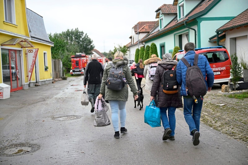 Returning home after the flood (Bild: Albrich Silvia/Imre Antal)