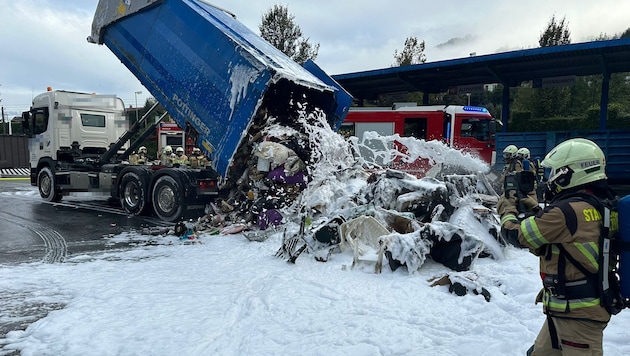 The container was emptied in order to fight the embers. (Bild: FF Kitzbühel, Krone KREATIV)