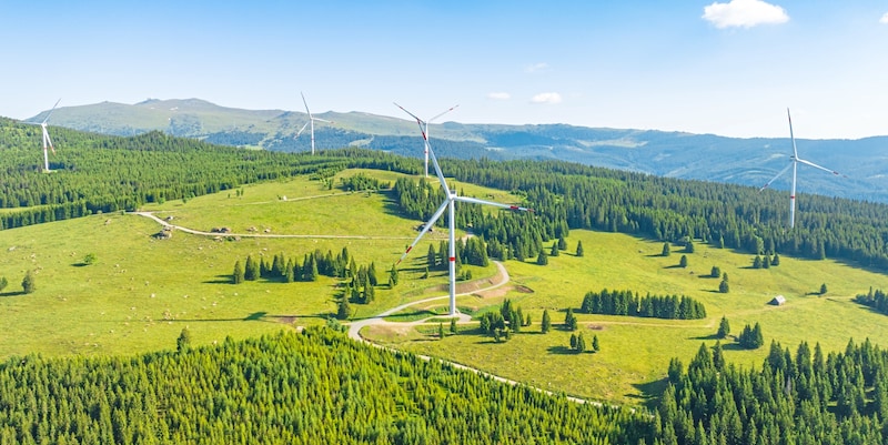 Wind farms, such as this one on the Steinberger Alpe/Soboth, help to balance out weaker production from water and sun. (Bild: Kelag)