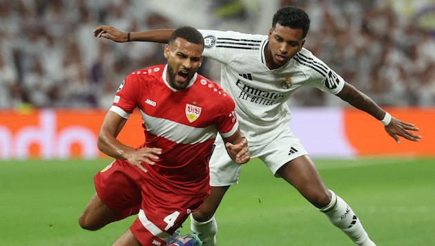 Stuttgarts Josha Vagnoman im Zweikampf mit Real Madrids Rodrygo – und dabei ohne Brustsponsor auf dem Trikot (Bild: AFP)