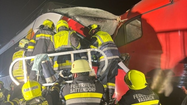 Mehrere Freiwillige Feuerwehren stehen in Sattendorf im Einsatz  (Bild: BFKd Villach-Land)