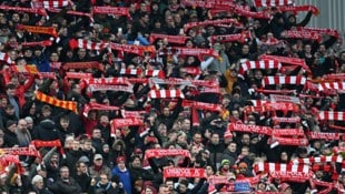 Einer von ihnen, einer aus den Reihen der Liverpool-Fans, ist auf dem Weg zum Champions-League-Spiel bei der AC Milan ums Leben gekommen ... (Bild: AFP)